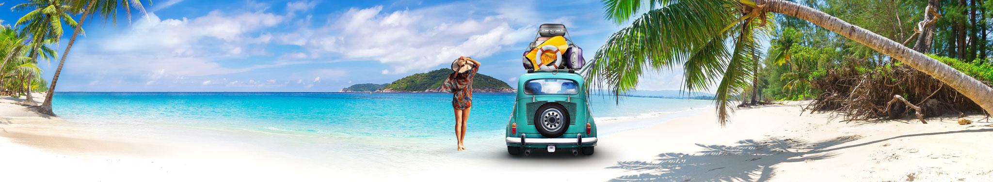 Strand mit Auto, Frau und Palmen
