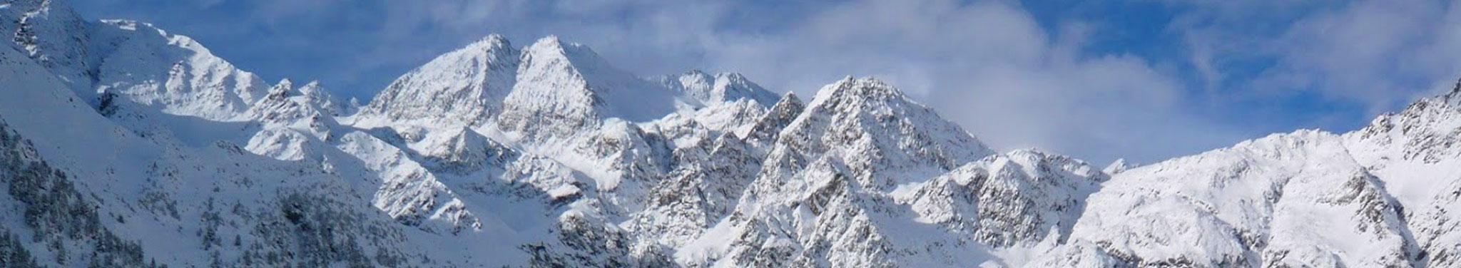 Berge mit Schnee und blauer Himmel mit Wolken im Hintergrund
