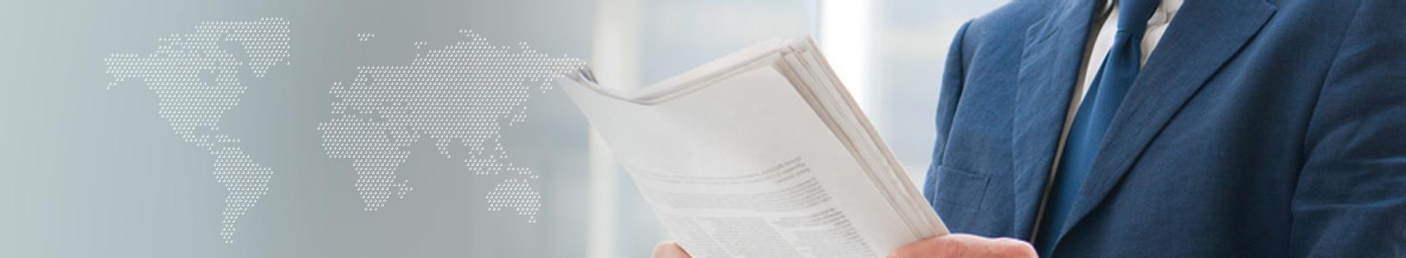 Mann im blauen Anzug liest Zeitung